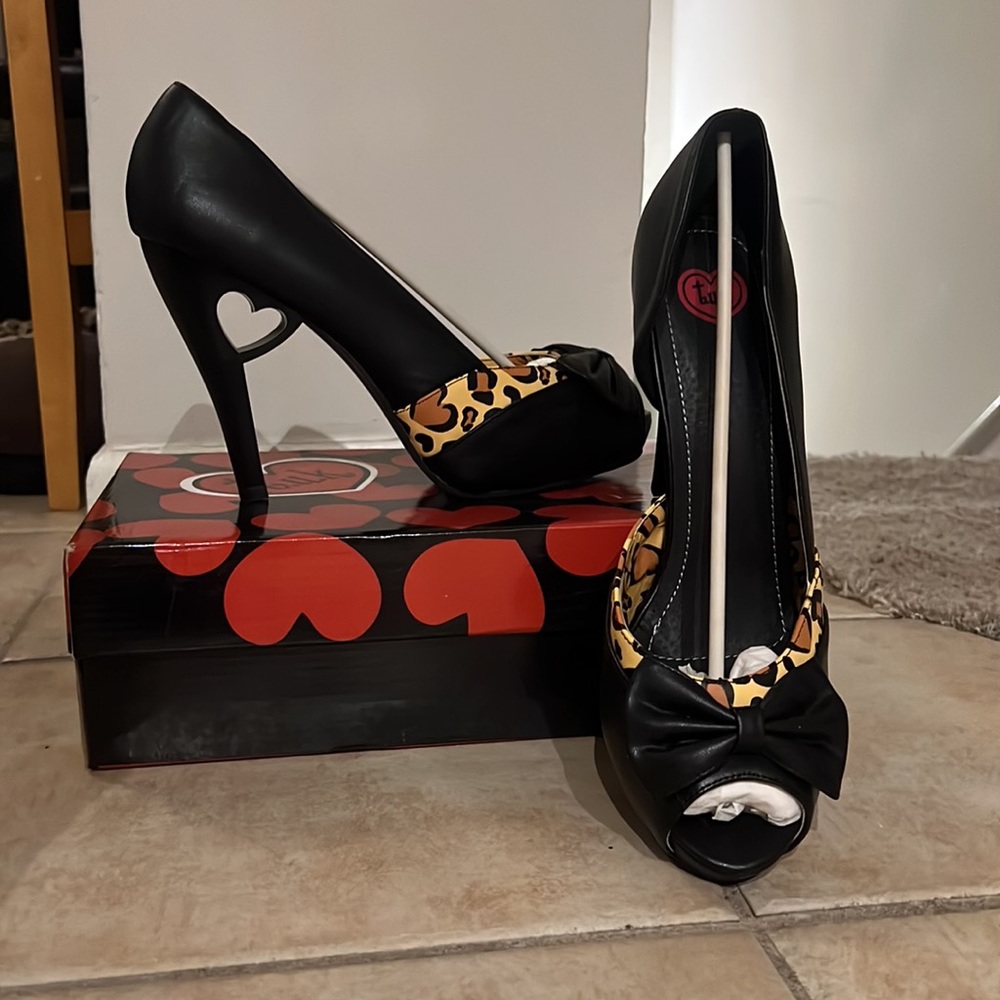T.U.K. Black Leopard Print Bow Peep Toe with Heart Cut Out Heel size 11